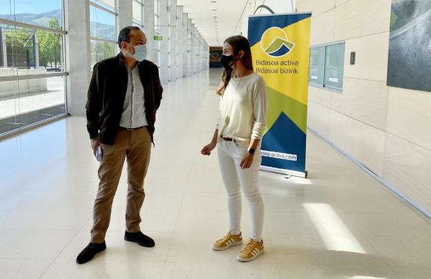 Miguel Ángel Páez y María Serrano, en el pasillo donde tendrán lugar las entrevistas. / F. DE LA HERA