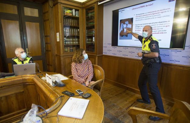 Cristina Laborda, en la presentación de la propuesta de la Policía Local, junto a Aizpiolea y Cazorla. / DE LA HERA