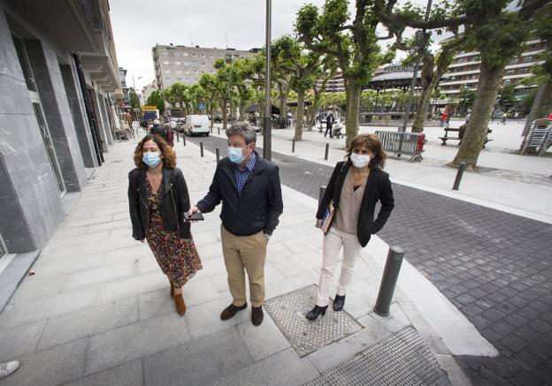 Cristina Laborda, José Antonio Santano y Ana Baena en una de las aceras ensanchadas con la obra. / F. DE LA HERA
