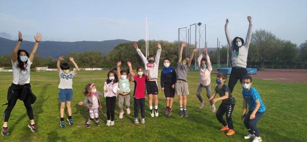 Monitoras del BAT con sus grupos de niños y niñas en las instalaciones deportivas Plaiaundi, en los udalekus de la pasada Semana Santa. /