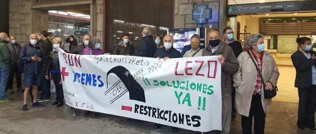 Concentración de la Plataforma de Usuarios Perjudicados por el Tercer Hilo, ayer en la estación de Adif./