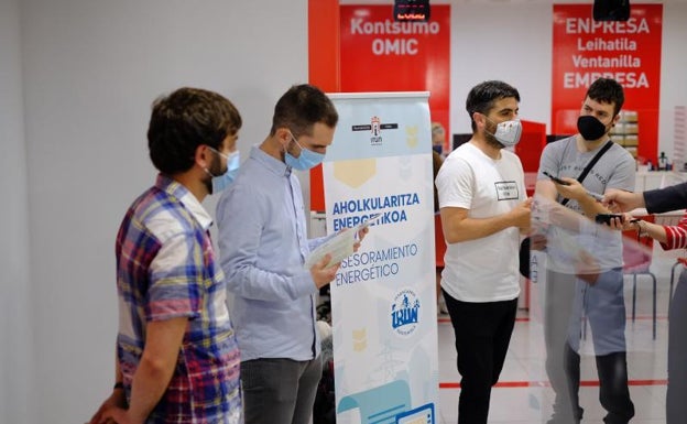 David Nuño, Andoni Arroitajauregi y Borja Olazabal han presentado el Servicio de Asesoramiento Energético. /F. de la Hera
