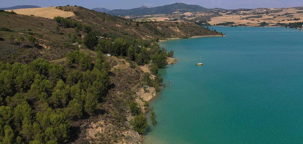 Accidentes: El piloto de un ala delta resulta ileso tras caer al embalse de Alloz, en Navarra - Vimarsana News