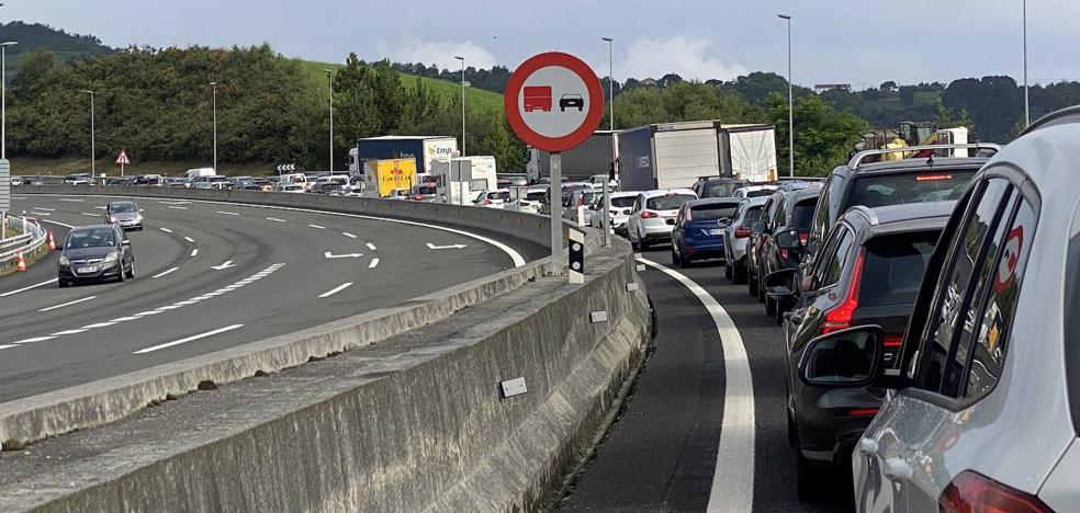 Tres kilómetros de retenciones en la N-I en Idiazabal por un accidente - Vimarsana News