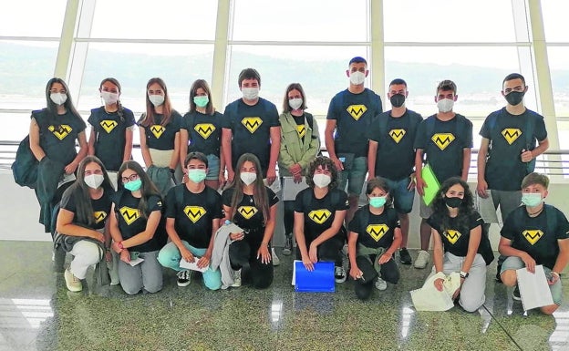 El grupo de estudiantes posó en el aeropuerto antes de salir a Irlanda./