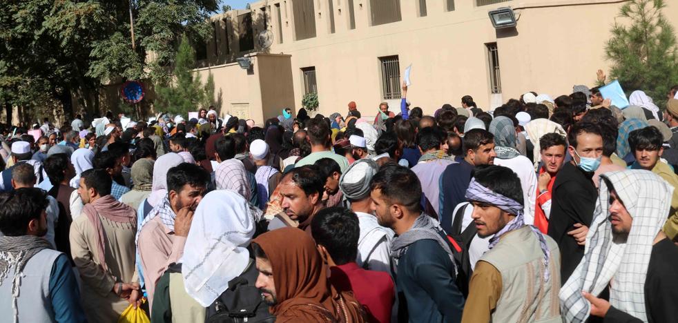 Las fuerzas occidentales alertan de riesgo de atentado en el aeropuerto de Kabul - Vimarsana News