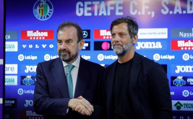 Quique Sánchez Flores (d) and the president of Getafe, Ángel Torres. 