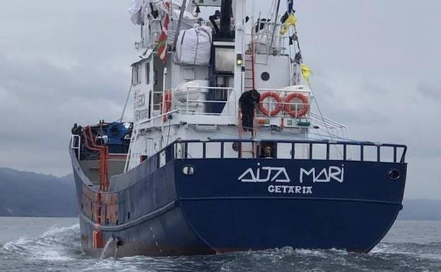 Image of 'Aita Mari' during one of its routes.