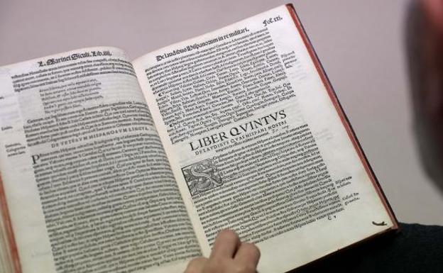 The 1533 issue open to the pages containing the words translated from Latin into Basque.  Jose Antonio Goñi.