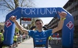 Ander Iñarra celebra su triunfo en la IX DONOSTIA-HONDARRIBIA TRAIL de 2019./F. de la hera