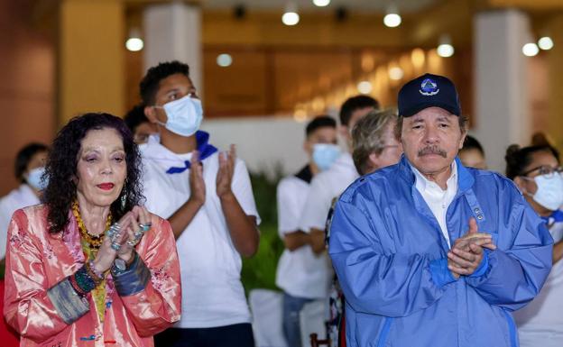 Daniel Ortega and his wife, in a public event.