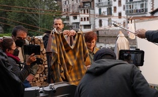 Aitor Arregi y Jose Mari Goenaga, con parte de equipo, durante el rodaje del spot en Elizondo./MARIANO ICAZA