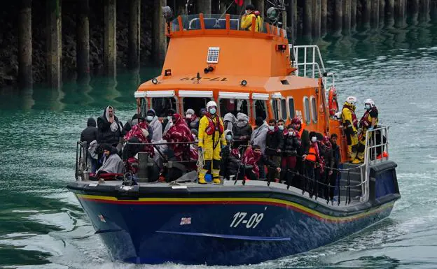 A salvage ship arrives in Dover with immigrants intercepted in the English Channel.