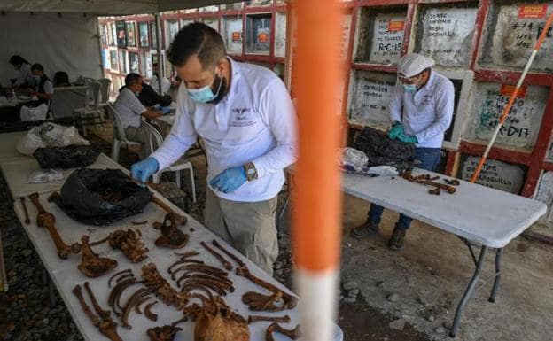 A forensic team tries to identify the remains of possible disappearances in Antioquia.