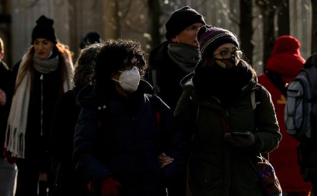 Citizens with masks on the streets of Berlin.