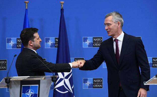 Zelenski and Stoltenberg greet each other at NATO headquarters in Brussels. 