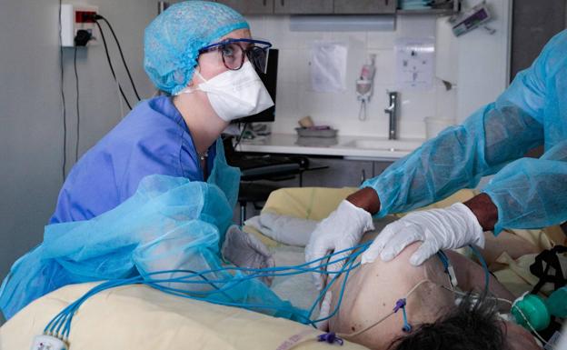 A nurse cares for a patient in the ICU of the Antoine Beclere hospital in Clamart (France).