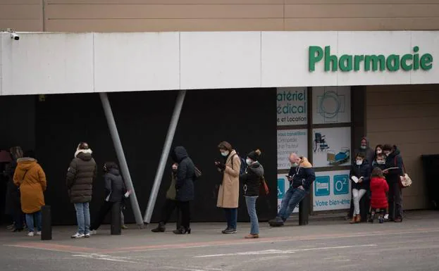 Queues at a pharmacy in France to perform the antigen test.