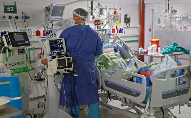 A patient with covid in the intensive care unit of the Beilinson Hospital Rabin Medical Center, in Petah Tikva. 