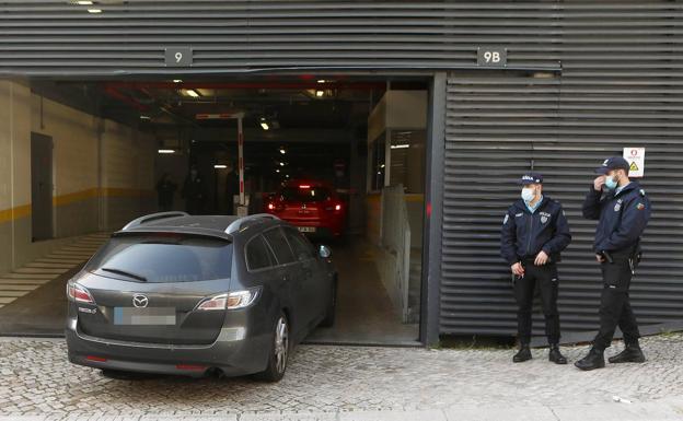 Vehicle of the Portuguese security forces with the student arrested for planning an attack on the University of Lisbon.