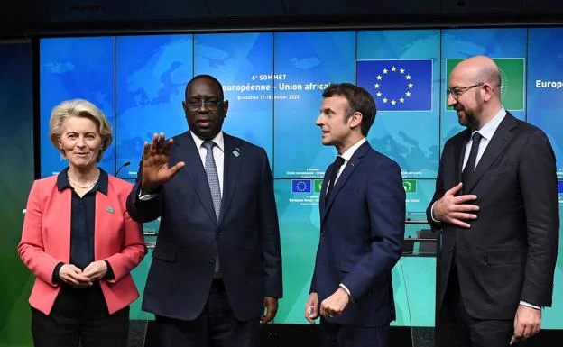 The President of the Commission, Ursula von der Leyen;  the president of Senegal, Macky Sall;  the President of the Council, Charles Michel, and the President of France, Emmanuel Macron, at the press conference after the summit in Brussels.