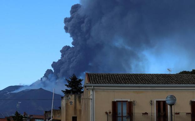 The eruption of Etna, seen from the town of Nicolosi.