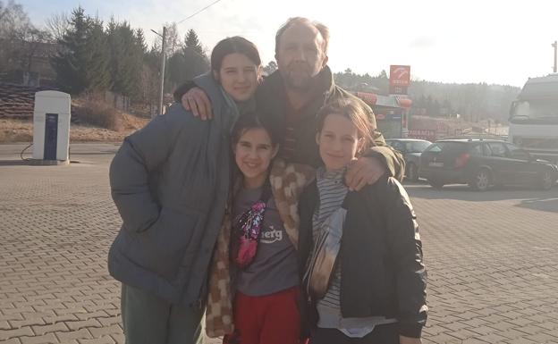 Juan Luis Escobar with the three Ukrainian girls.