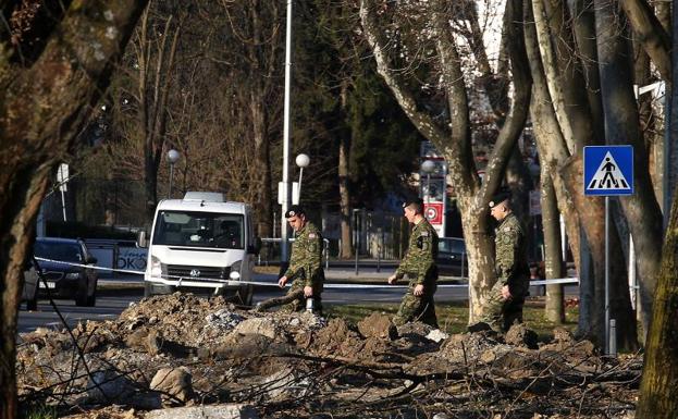 Croatian military inspect the crash site. 