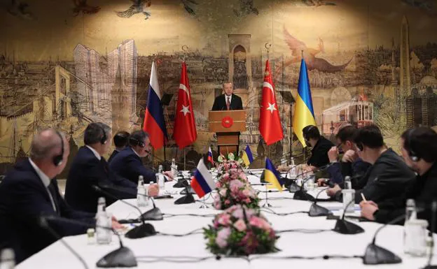 The Ukrainian and Russian negotiators, together with the President of Turkey, Recep Tayyip Erdoğan. 