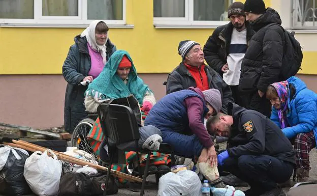 Irpin evacuees, cared for by Ukrainian health workers.