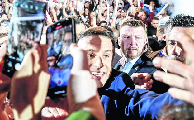 Emmanuel Macron, surrounded by a crowd of attendees at his rally held this Saturday in Nanterre. 