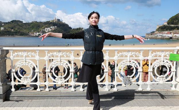 Luscía Lacarra bailando en la barandilla de La Concha. /LUSA