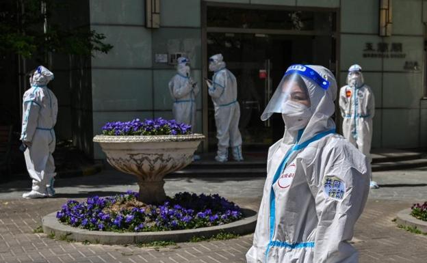 Volunteers carry out checks on the streets of Shanghai. 