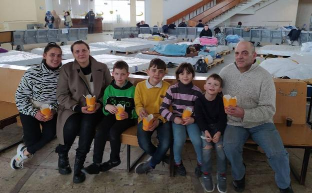 Iñaki Rodríguez, his wife Ana and their five children in a Red Cross tent in Lviv.