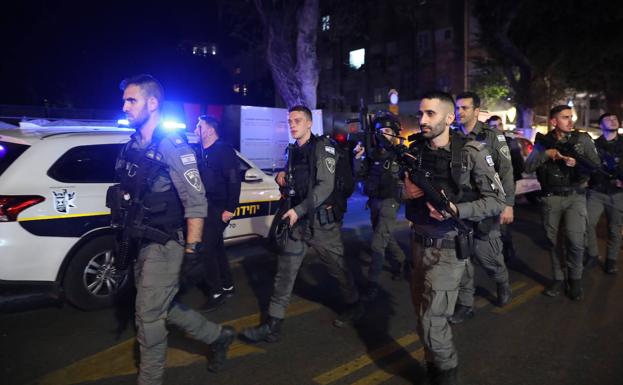 Police deployment in Tel Aviv in search of the author of the shooting that cost the lives of two people.
