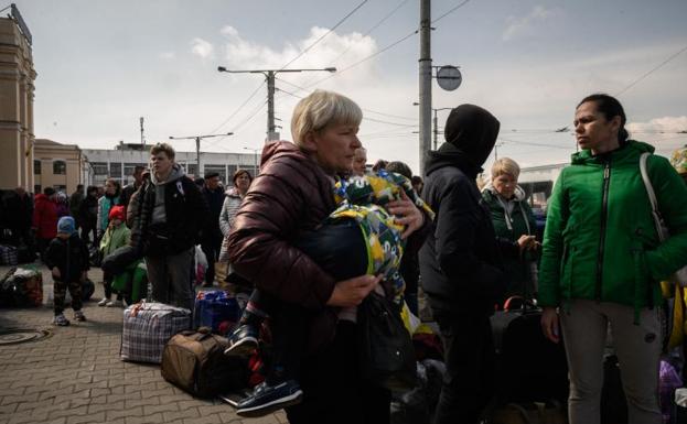 A group of civilians evacuated from Mariúpol waited this Friday at the Zaporizhia station to board a train to Lviv.