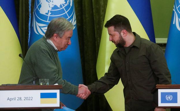 UN support.  Guterres shakes Zelensky's hand during the interview they held this Thursday in kyiv. 