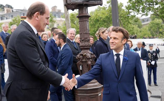 Jean Castex greets Emmanuel Macron, during the acts of the end of the Second World War, on the 8th in Paris.