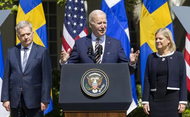 The President of Finland, Sauli Niinistö, escorts Joe Biden, along with the Prime Minister of Sweden, Magdalena Andersson.