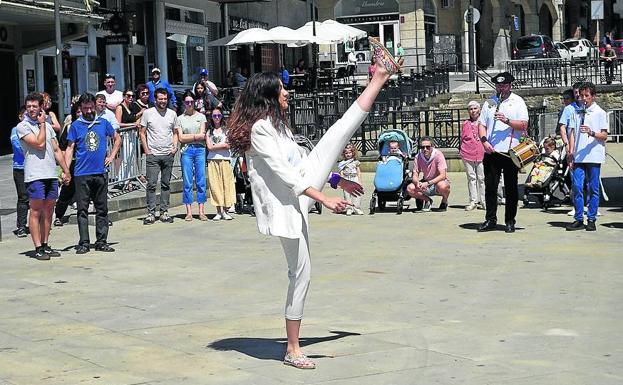 La edil Amets Arrospide durente el baile de 'Alpargata'. /J. U.