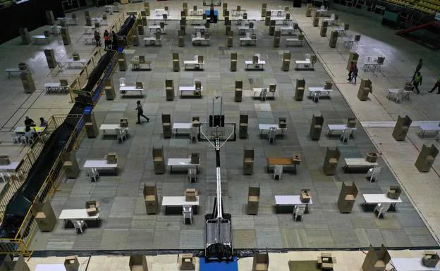 Workers prepare the voting tables in one of the facilities set up in the Colombian city of Cali for the presidential elections.