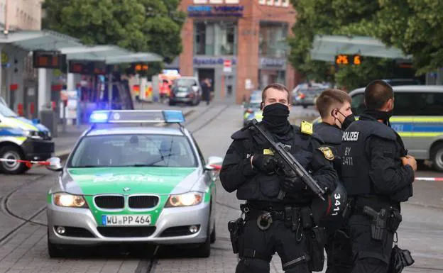 Several German police officer. 