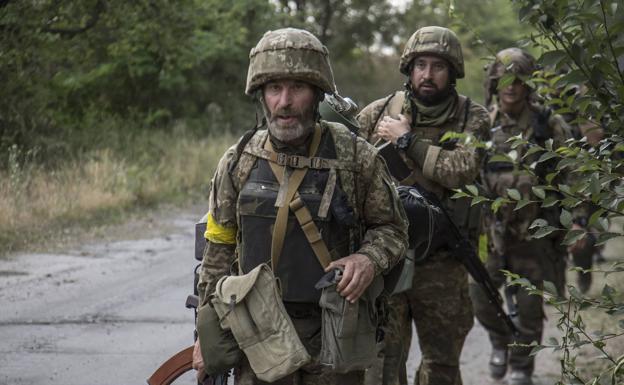 Ukrainian soldiers in retreat after taking the city of Severodonetsk by Russian troops.