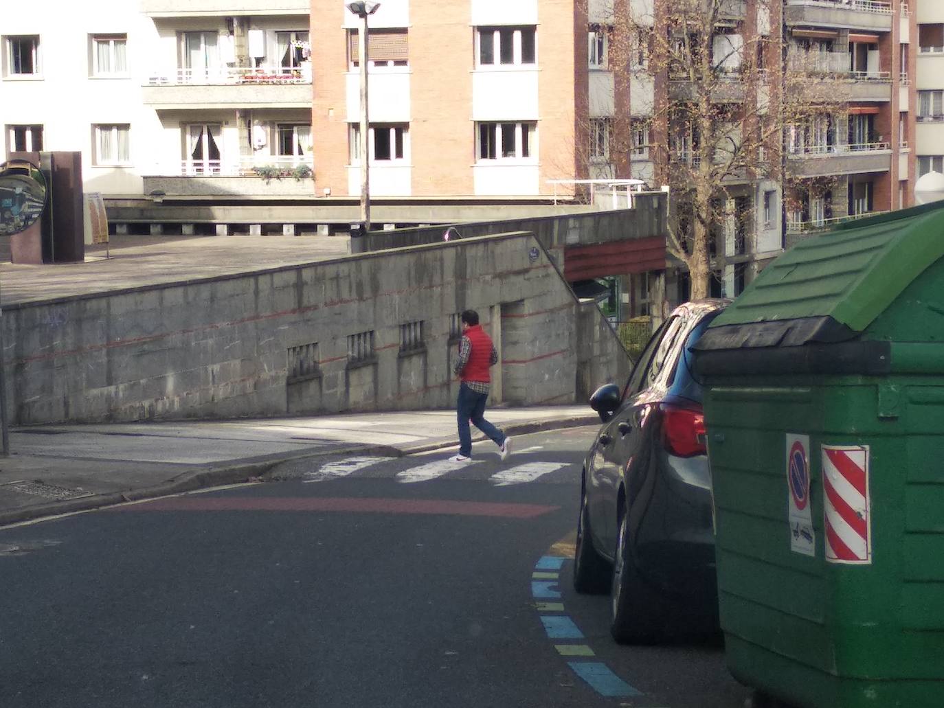 En el paso de cebra del paseo de Heriz 17 ha habido varios sustos. «Al bajar en coche no hay visibilidad en la curva», dice una vecina. «Pedí al Ayuntamiento que lo pusieran en Heriz 16 ( farmacia) con calle Munibe, ya que mucha gente mayor va a la zona. Alegaron pue se perdería una plaza de aparcamiento. ¿Esperan a un accidente más grave?»./G. D.