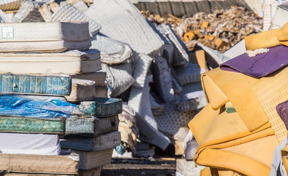 Colchones en vertedero./AdobeStock