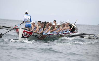 Los remeros de la Torekua IIen un momento de la regata del domingo disputada en la bahía de La Concha./José Mari López
