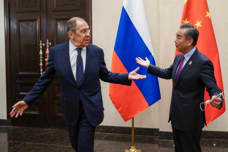 The head of Russian diplomacy, Sergey Lavrov, and his Chinese counterpart, Wang Yi, after posing for the official photograph 