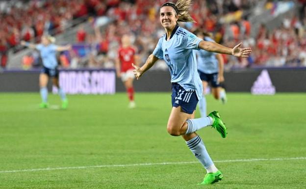 Marta Cardona celebrates her goal against Denmark.