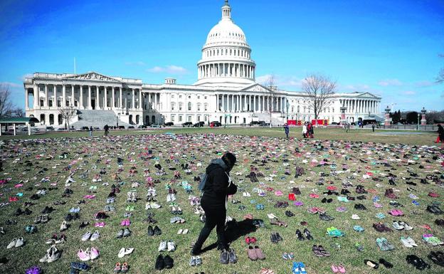 Seven thousand pairs of shoes were placed in 2018 in front of the Capitol to denounce the inaction of politicians in the face of massacres in schools.
