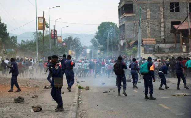 Congolese police disperse protesters in front of the UN mission facilities in the city of Goma